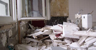 Демонтаж хрущевки в Мытищах - удаление старых полов и стен по выгодной цене от 1741 рублей.